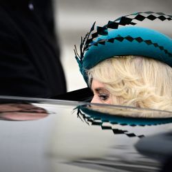La reina consorte británica Camilla y su sombrero se reflejan en el casco de un coche mientras sale tras una visita al palacio presidencial de Bellevue en Berlín. | Foto:Tobias Schwarz / AFP