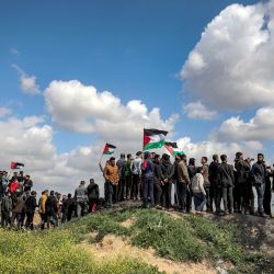 Manifestantes palestinos se reúnen durante la 47ª manifestación anual del Día de la Tierra en la frontera entre Gaza e Israel, al este de la ciudad de Gaza. - El Día de la Tierra conmemora los sucesos del 30 de marzo de 1976, cuando tropas israelíes dispararon y mataron a seis personas entre árabes israelíes y palestinos que protestaban por la confiscación de tierras. | Foto:MOHAMMED ABED / AFP