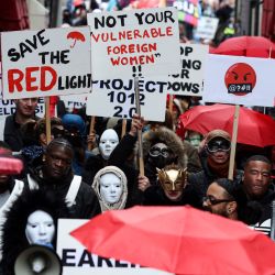 Trabajadoras del sexo y simpatizantes participan en una manifestación para protestar contra los planes de cerrar el histórico barrio rojo de la ciudad, que se trasladará a un nuevo centro erótico, en Ámsterdam. | Foto:KENZO TRIBOUILLARD / AFP