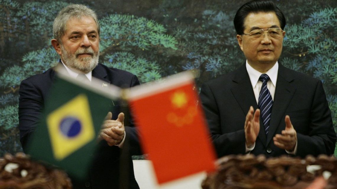  In this photo taken on May 18, 2009, Brazil's president Luiz Inacio Lula da Silva (L) applauds with China's President Hu Jintao during a signing ceremony in Beijing. Lula was supposed to attend these meetings, but he fell ill.