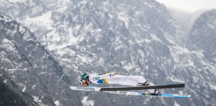El esloveno Anze Lanisek compite durante la ronda clasificatoria de la prueba individual masculina de colina volante, como parte de la Copa del Mundo FIS de saltos de esquí en Planica, Eslovenia.