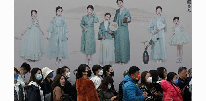 La gente espera en la cola para ver una creación de la Jian Shang Yun por Jiang Shuo durante la Semana de la Moda de China en Beijing.