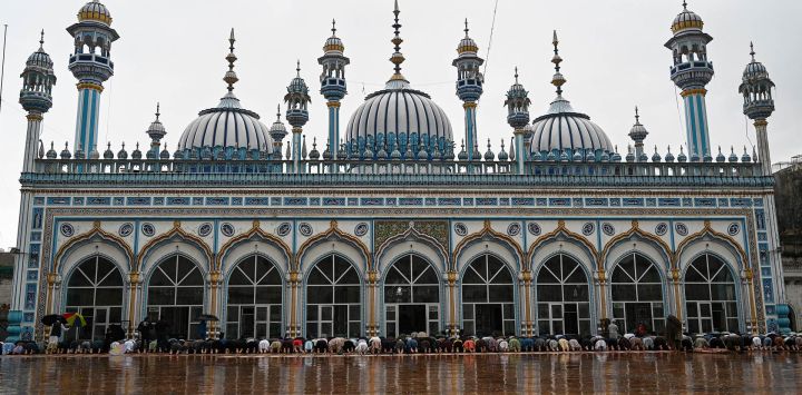 Los devotos musulmanes ofrecen oraciones en la mezquita de Jamia durante el mes sagrado de ayuno de Ramadán en Rawalpindi.