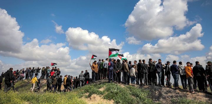 Manifestantes palestinos se reúnen durante la 47ª manifestación anual del Día de la Tierra en la frontera entre Gaza e Israel, al este de la ciudad de Gaza. - El Día de la Tierra conmemora los sucesos del 30 de marzo de 1976, cuando tropas israelíes dispararon y mataron a seis personas entre árabes israelíes y palestinos que protestaban por la confiscación de tierras.