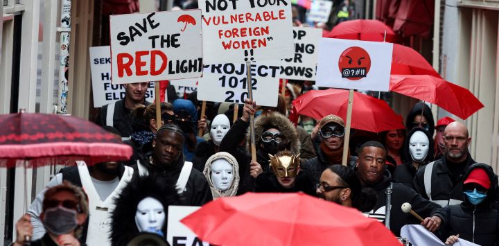 Trabajadoras del sexo y simpatizantes participan en una manifestación para protestar contra los planes de cerrar el histórico barrio rojo de la ciudad, que se trasladará a un nuevo centro erótico, en Ámsterdam.