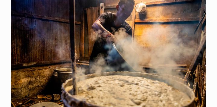 Un hombre cocina 'cendol' un postre Iftar hecho de harina de arroz, para los devotos musulmanes para romper su ayuno durante el mes sagrado del Ramadán en Makassar, Indonesia.
