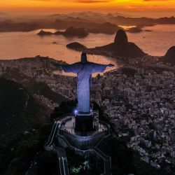 El sol sale frente al Cristo Redentor en Río de Janeiro, Brasil. | Foto:CARL DE SOUZA / AFP