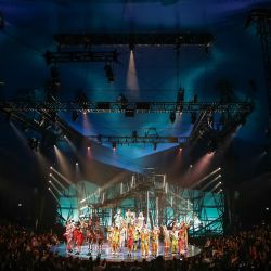 Imagen de artistas participando en la función inaugural de la obra Bazzar de la compañía canadiense Cirque du Soleil, en Bogotá, Colombia. | Foto:Xinhua/Str