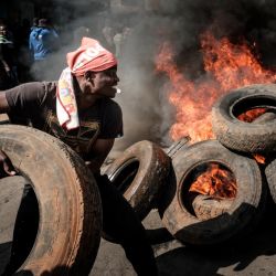 Manifestantes se reúnen ante una barricada en llamas en Kibera, Nairobi, durante una protesta convocada por la coalición opositora "Azimio la Umoja". | Foto:YASUYOSHI CHIBA / AFP