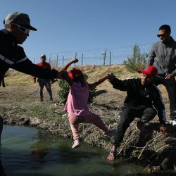 Migrantes cruzan el río Bravo vistos desde el lado mexicano de la frontera entre Estados Unidos y México en Ciudad Juárez, estado de Chihuahua, México. - Alrededor de 200.000 personas intentan cruzar la frontera de México a Estados Unidos cada mes, la mayoría huyendo de la pobreza y la violencia en América Central y del Sur. | Foto:Herika Martinez / AFP