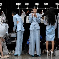 Modelos se preparan entre bastidores durante la Semana de la Moda de China en Pekín. | Foto:Wang Zhao / AFP