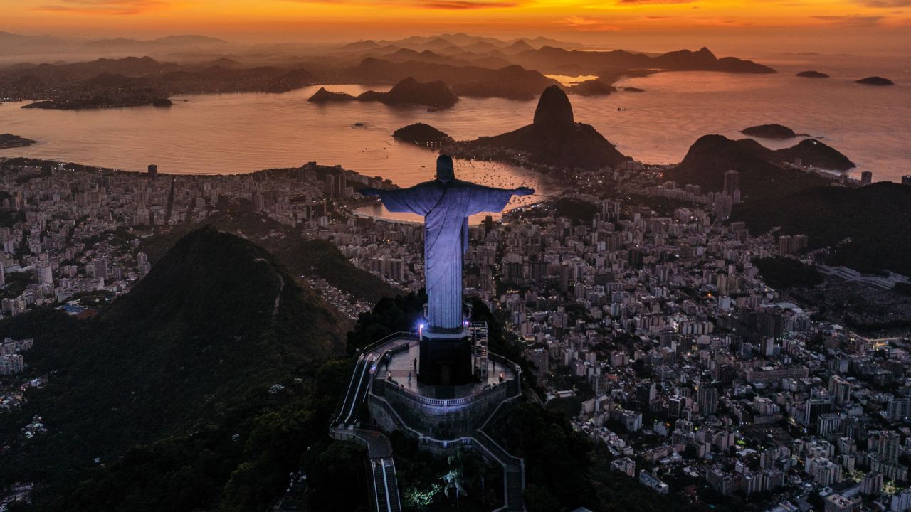 El sol sale frente al Cristo Redentor en Río de Janeiro, Brasil. | Foto:CARL DE SOUZA / AFP