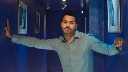 Dienis es brasileño, interpreta las canciones de famosas telenovelas.