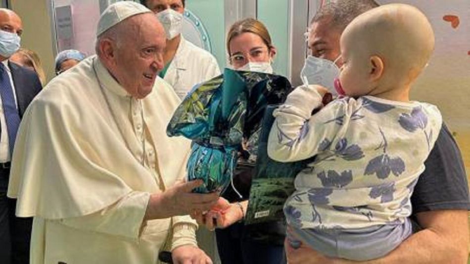 El papa Francisco visitó un centro oncológico de niños y será dado de alta el sábado