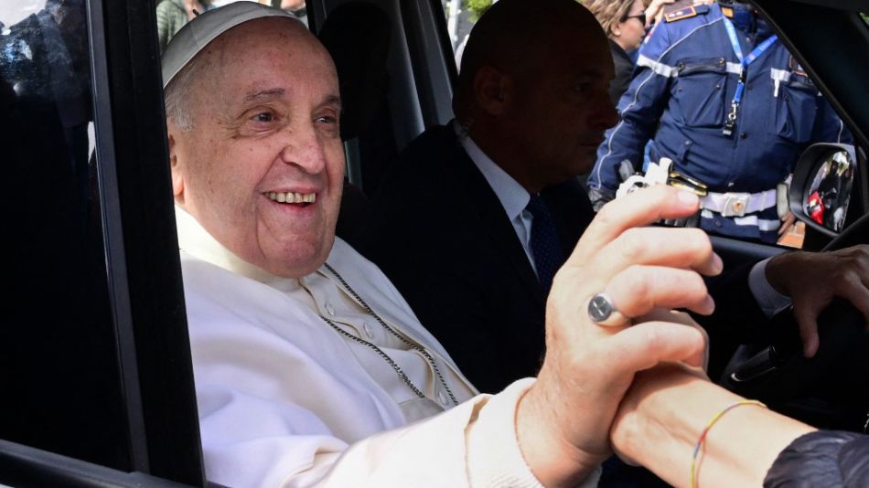 El papa Francisco, al salir del hospital en que estuvo internado en Roma.