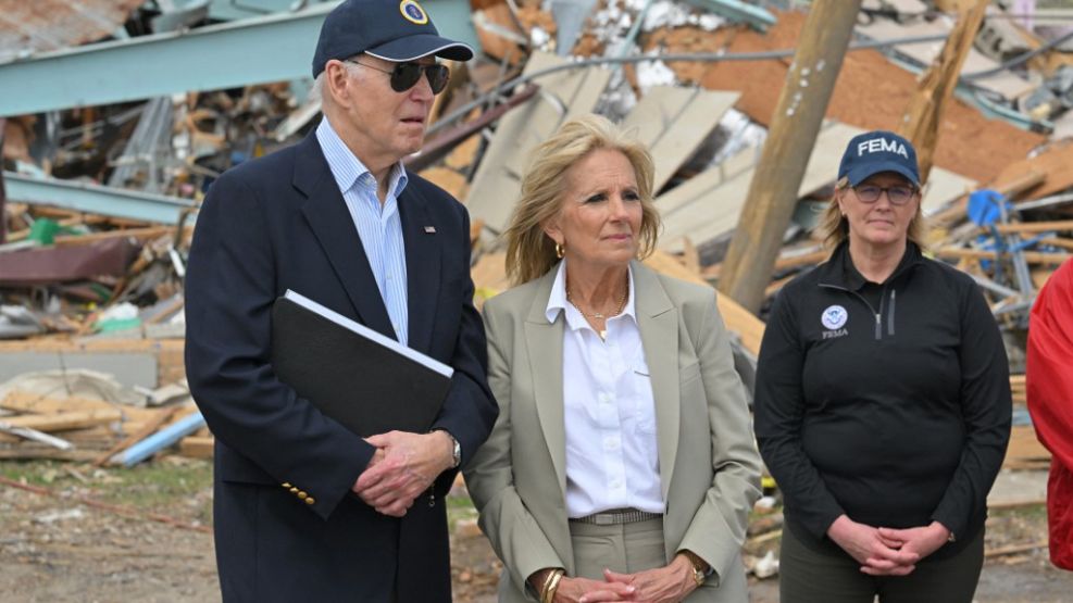 Fuertes tornados en Arkansas. El presidente Biden y su esposa viajaron al lugar del desastre.