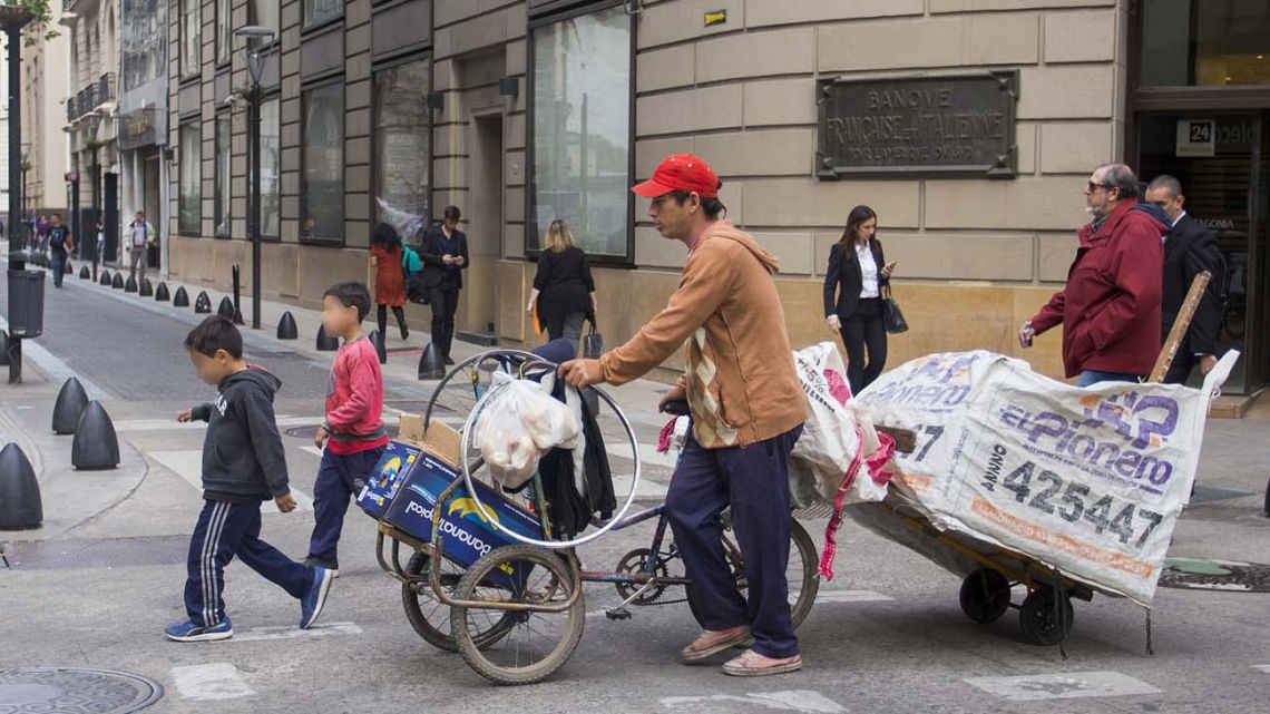 Una familia necesita más de 1 mil para no ser pobre y 3 mil para llegar a clase media