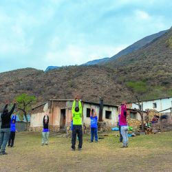 Luego de caminar durante días con las mochillas llenas, necesitábamos una sesión de estiramiento. Frente a la escuela de El Durazno, nos tomamos un tiempo para renovar fuerzas y absorber el aire puro.