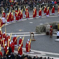El Papa Francisco preside la celebración de la misa del Domingo de Ramos, mientras los cardenales que sostienen una rama de palma tejida participan en una procesión en la plaza de San Pedro en El Vaticano. | Foto:Vincenzo Pinto / AFP