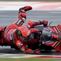 El piloto italiano de Ducati Francesco Bagnaia se cae durante la carrera de MotoGP del Gran Premio de Argentina, en el circuito de Termas de Río Hondo, en Santiago del Estero, Argentina. | Foto:JUAN MABROMATA / AFP