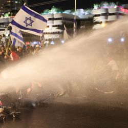 La policía israelí rocía agua a los manifestantes durante una concentración contra el proyecto de reforma judicial del gobierno en Tel Aviv. | Foto:JACK GUEZ / AFP