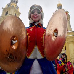 Payasos y mimos actúan durante las celebraciones del Día de los Inocentes en San Petersburgo, Rusia. | Foto:OLGA MALTSEVA / AFP