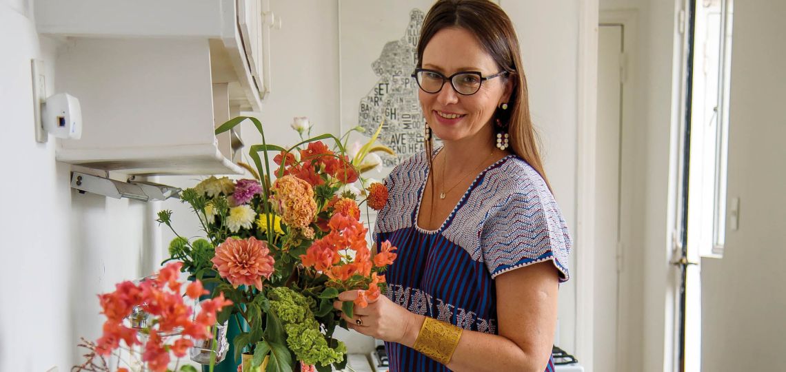 La interiorista Irina Khatsernova nos recomienda cómo decorar el ambiente con flores