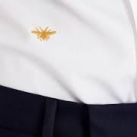 El príncipe Harry eligió una camisa de Dior con bordado en hilos de oro para visitar Londres