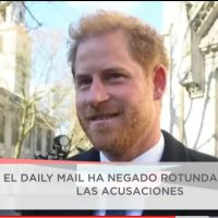 El príncipe Harry eligió una camisa de Dior con bordado en hilos de oro para visitar Londres