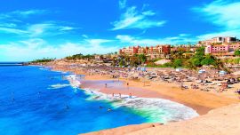 La costa de Adeje es así de hermosa y de acogedora. Da para pasarse el día tomando sol o bañándose en sus aguas cristalinas. El preludio ideal para la aventura.