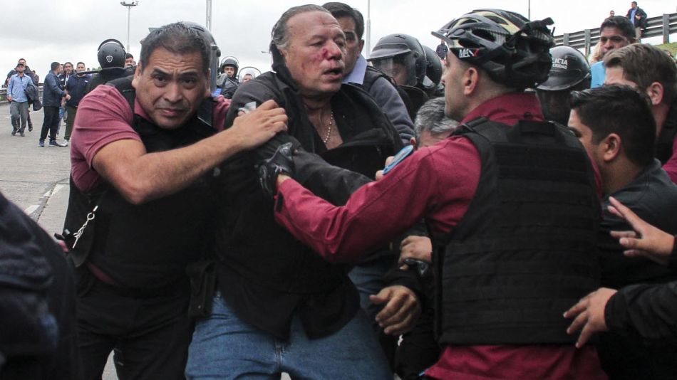 Sergio Berni es evacuado de la protesta en Avenida Gral. Paz en La Matanza