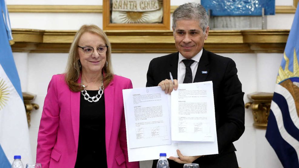 Alicia Kirchner, con el presidente de YPF, Pablo González 20230403