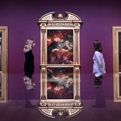 Asistentes de la galería posan con obras de arte tituladas "Mnemosyne", "The Blessed Damozel" y "Proserpine" del artista inglés Dante Gabriel Rossetti, durante un photocall en la Tate Britain de Londres. | Foto:JUSTIN TALLIS / AFP