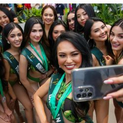 Candidatas se toman fotografías durante una presentación para los medios de Miss Tierra Filipinas 2023, en la ciudad de Pasay, Filipinas. | Foto:Xinhua/Rouelle Umali