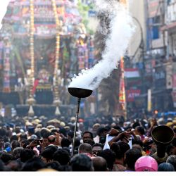 Devotos hindúes abarrotan el festival de carros del templo Kapaleeswarar en Chennai, India. | Foto:R.Satish Babu / AFP