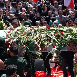 Dolientes asisten al cortejo fúnebre por dos miembros de la Guardia Revolucionaria iraní asesinados por Israel en Siria, celebrado en Teherán. | Foto:ATTA KENARE / AFP
