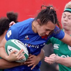 El bloqueo de Francia Manae Feleu es placado durante el partido internacional de rugby femenino de las Seis Naciones entre Irlanda y Francia en Musgrave Park en Cork, Irlanda. | Foto:PAUL FAITH / AFP