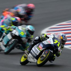 El piloto japonés de Husqvarna Ayumu Sasak toma una curva durante la carrera del Gran Premio de Argentina de Moto3, en el circuito de Termas de Río Hondo, en Santiago del Estero. | Foto:JUAN MABROMATA / AFP
