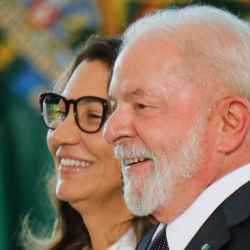 El presidente brasileño Luiz Inacio Lula da Silva y su esposa Janja da Silva asisten a la ceremonia de promoción de Oficiales Generales de las Fuerzas Armadas en el Palacio de Planalto en Brasilia. | Foto:Sergio Lima / AFP
