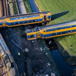 ta vista aérea muestra un tren nocturno descarrilado en Voorschoten. - Al menos una persona murió y 30 resultaron heridas cuando un tren de pasajeros de alta velocidad chocó contra maquinaria pesada de construcción y descarriló cerca de La Haya, según informaron los servicios de emergencia holandeses. | Foto:Remko de Waal / ANP / AFP
