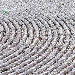 Fieles musulmanes rezan alrededor de la Kaaba, el santuario más sagrado del Islam, en la Gran Mezquita de la ciudad santa de La Meca durante el mes sagrado de Ramadán. | Foto:ABDEL GHANI BASHIR / AFP