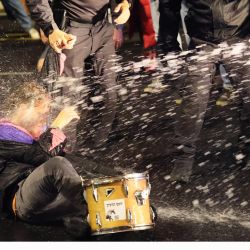 La policía israelí retira a un manifestante durante una concentración contra el proyecto de reforma judicial del gobierno en Tel Aviv. | Foto:JACK GUEZ / AFP