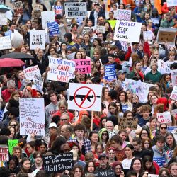 Manifestantes anti-armas protestan en el Capitolio de Tennessee por leyes de armas más estrictas en Nashville, Tennessee. | Foto:John Amis / AFP