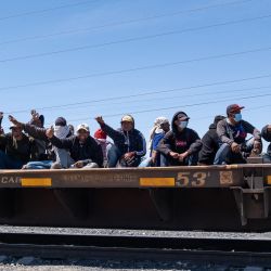 Migrantes que viajan en un tren llegan a Ciudad Juárez, estado de Chihuahua, México. | Foto:Guillermo Arias / AFP