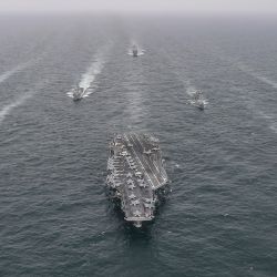 Esta foto de archivo tomada y facilitada por el Ministerio de Defensa de Corea del Sur en Seúl muestra el portaaviones USS Nimitz de la Armada estadounidense, el destructor Yulgok Yi I de la Armada surcoreana y el destructor Umigiri de la Fuerza Marítima de Autodefensa de Japón navegando en formación durante un ejercicio naval conjunto en aguas internacionales frente a la isla surcoreana de Jeju. | Foto:Handout / South Korean Defence Ministry / AFP