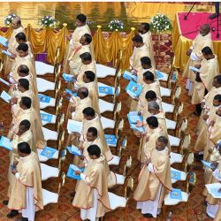 Sacerdotes católicos participan en la Misa Crismal durante la Semana Santa, en la Basílica de Santa María en Secunderabad, India. | Foto:NOAH SEELAM / AFP