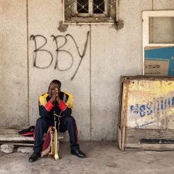 Un miembro de la Banda Nacional de Música hace una pausa durante las celebraciones del 63º Día de la Independencia de Senegal en Dakar. | Foto:JOHN WESSELS / AFP