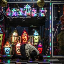 Un palestino reza la oración del Magreb antes de romper el ayuno, en Beit Lahia, en el norte de la Franja de Gaza, durante el mes de ayuno musulmán del Ramadán. | Foto:MOHAMMED ABED / AFP