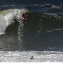Un surfista monta una ola durante un inusual oleaje alto en Niteroi, Río de Janeiro, Brasil. | Foto:CARL DE SOUZA / AFP