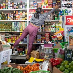 Una vendedora de abarrotes acomoda mercadería en un puesto de un mercado, en Lima, Perú. La inflación acumulada de Perú ascendió a 2,1 por ciento en el primer trimestre de este 2023 luego de que el Indice de Precios al Consumidor a nivel nacional registrara 1,19 por ciento en marzo, informó el Instituto Nacional de Estadística e Informática. | Foto:Xinhua/Mariana Bazo